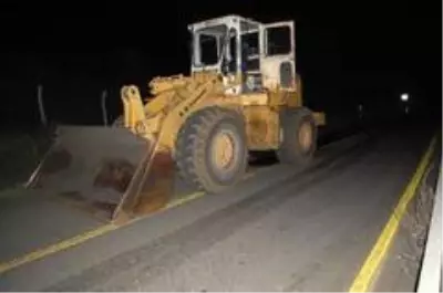 Tekirdağ'da sır gibi olay... Yol ortasına terk edilen iş makinesinde kurşun izlerine rastlandı Tekirdağ'da sır gibi olay... Yol ortasına terk edilen iş makinesinde kurşun izlerine rastlandı