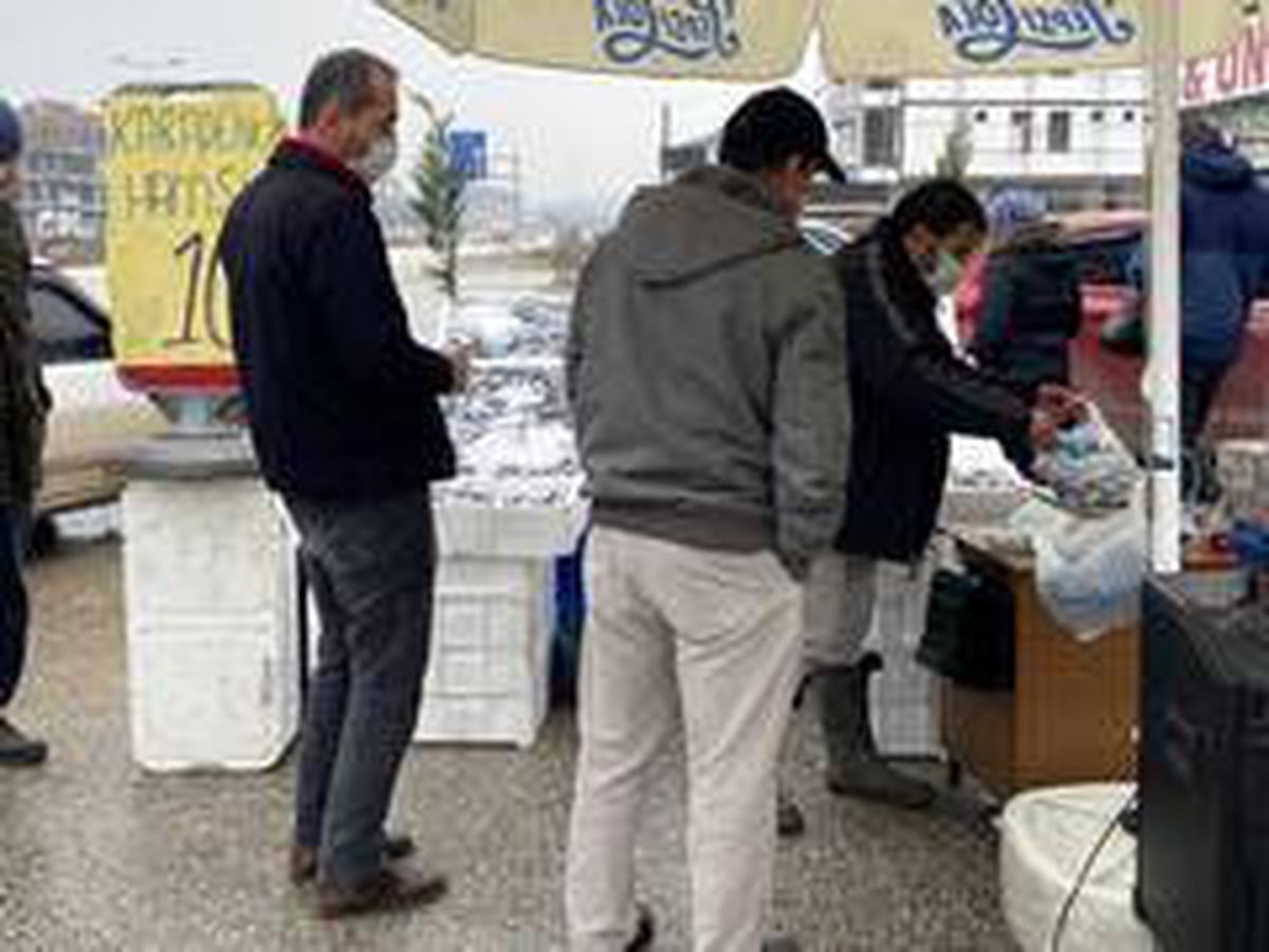 Hamsinin fiyatının 10 lira olduğunu duyan tezgaha koştu