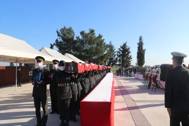 46 yıl sonra toplu mezarlardan çıkartılan 14 çocuk, düzenlenen törenle şehitliğe defnedildi