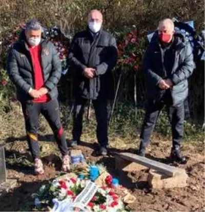 Galatasaray'dan Özkan Sümer'in mezarına ziyaret Galatasaray'dan Özkan Sümer'in mezarına ziyaret
