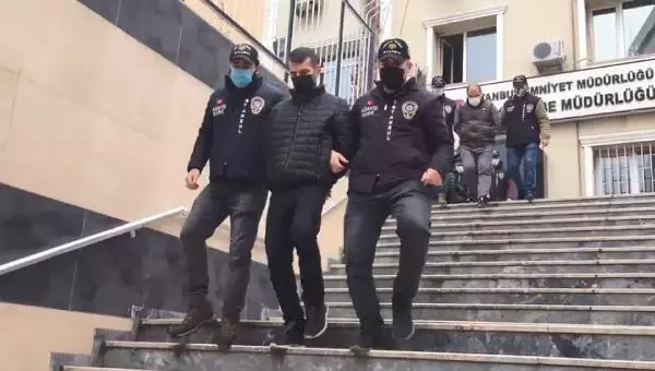 Azılı hırsızların girdiği evin sahibi uyanınca olanlar oldu! Kovalamaca anları kamerada Azılı hırsızların girdiği evin sahibi uyanınca olanlar oldu! Kovalamaca anları kamerada
