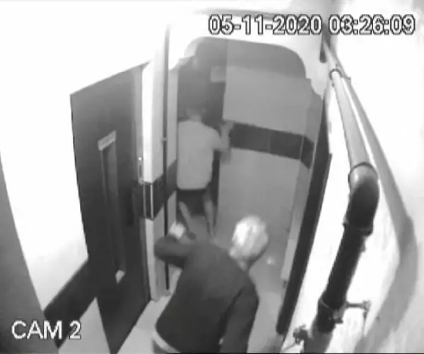 Azılı hırsızların girdiği evin sahibi uyanınca olanlar oldu! Kovalamaca anları kamerada Azılı hırsızların girdiği evin sahibi uyanınca olanlar oldu! Kovalamaca anları kamerada