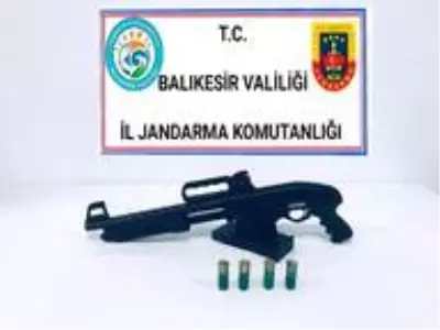 Balıkesir'de jandarma 16 aranan şahsı yakaladı Balıkesir'de jandarma 16 aranan şahsı yakaladı