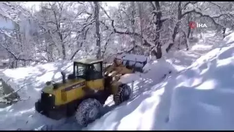 Beytüşşebap'ta karla mücadele çalışmaları devam ediyor Beytüşşebap'ta karla mücadele çalışmaları devam ediyor