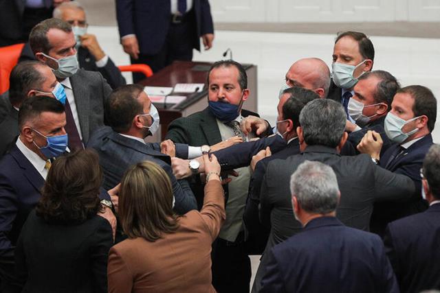 CHP'li Engin Özkoç'un sözleri ortalığı karıştırdı! Meclis'te yılın son oturumunda yumruklu kavga