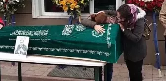 Sarıgazi: Ünlü türkücü Engin Nurşani'ye acı veda! Eşi tabuta sarılıp hüngür hüngür ağladı Sarıgazi: Ünlü türkücü Engin Nurşani'ye acı veda! Eşi tabuta sarılıp hüngür hüngür ağladı