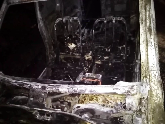 Edremit'te seyir halindeki ticari araç alev alev yandı