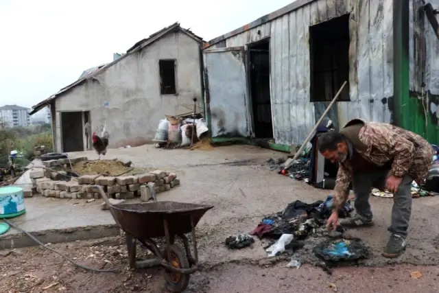 Evi ile birlikte biriktirdiği kefen parası da yanan vatandaşın gözyaşları yürekleri dağladı Evi ile birlikte biriktirdiği kefen parası da yanan vatandaşın gözyaşları yürekleri dağladı