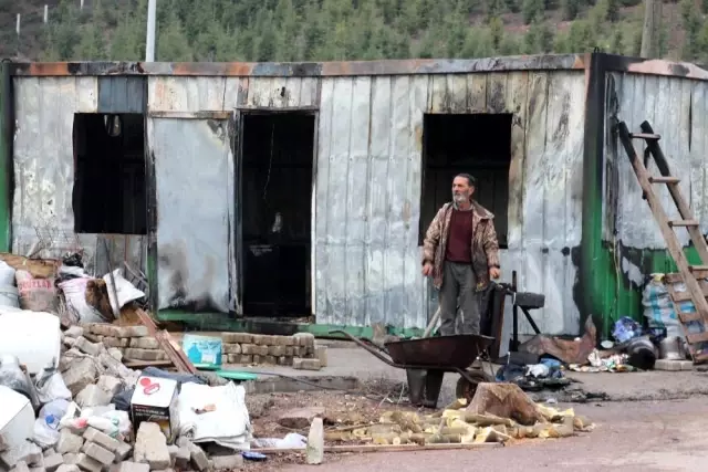 Evi ile birlikte biriktirdiği kefen parası da yanan vatandaşın gözyaşları yürekleri dağladı Evi ile birlikte biriktirdiği kefen parası da yanan vatandaşın gözyaşları yürekleri dağladı