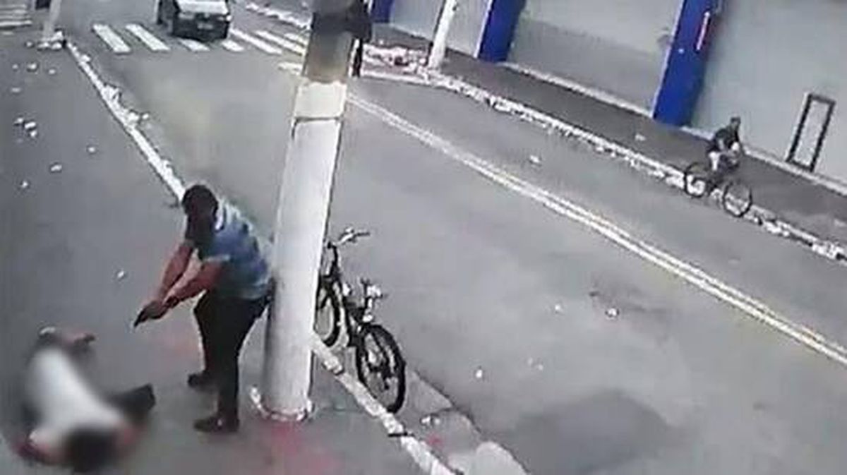 İşinden evine giden kadın bisikletli saldırgan tarafından başından vuruldu! Korkunç anlar kamerada