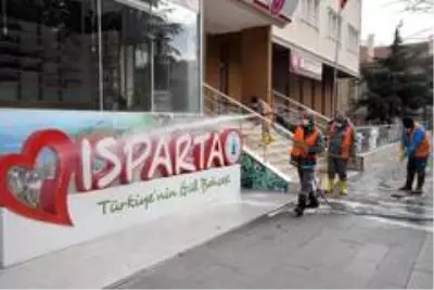 Isparta'da caddeler dezenfektanlı su ile yıkandı
