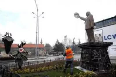 Isparta'da caddeler dezenfektanlı su ile yıkandı