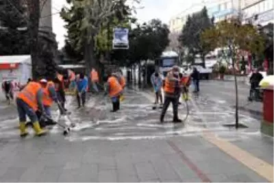 Isparta'da caddeler dezenfektanlı su ile yıkandı