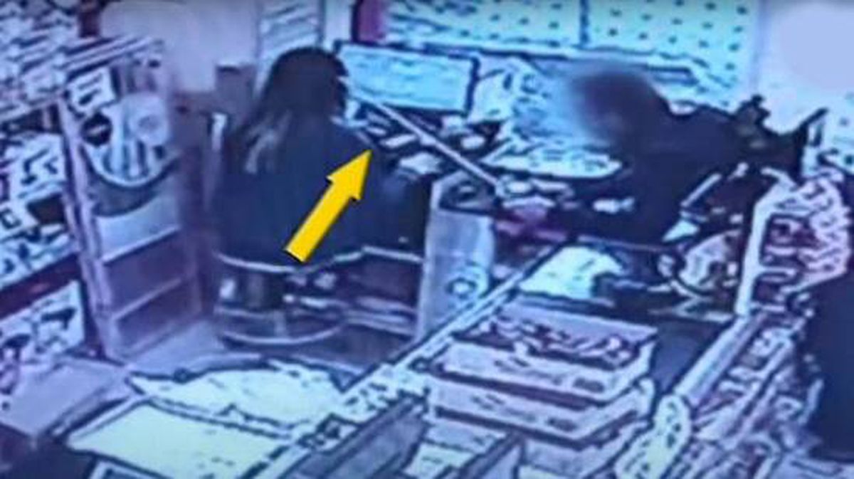 Markete ekmek getiren kişi, kasiyer kızı metreyle taciz edince ortalık karıştı