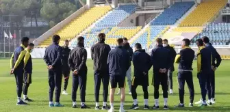 Noter: Menemensporlu futbolcular, paralarını alamadıkları gerekçesiyle antrenmana çıkmadı Noter: Menemensporlu futbolcular, paralarını alamadıkları gerekçesiyle antrenmana çıkmadı