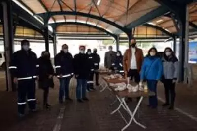 MHP Karesi, temizlik personellerini unutmadı MHP Karesi, temizlik personellerini unutmadı