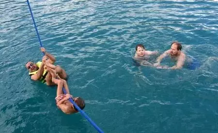 Rus turistler aralık ayının sonunda Kekova'da denize girdi