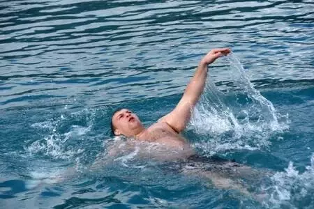 Rus turistler aralık ayının sonunda Kekova'da denize girdi