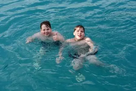 Rus turistler aralık ayının sonunda Kekova'da denize girdi