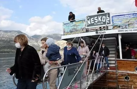 Rus turistler aralık ayının sonunda Kekova'da denize girdi