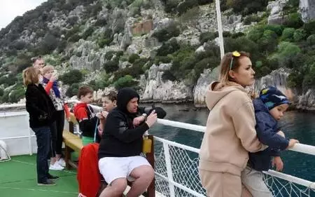 Rus turistler aralık ayının sonunda Kekova'da denize girdi