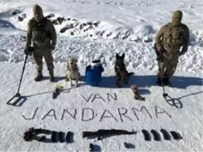 Van'da terör operasyonunda silah ve mühimmat ele geçirildi Van'da terör operasyonunda silah ve mühimmat ele geçirildi