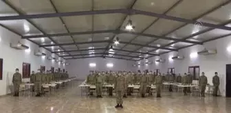 Genelkurmay Başkanı: Akar ve TSK komuta kademesi Libya'daki Mehmetçik ile bir araya geldi Genelkurmay Başkanı: Akar ve TSK komuta kademesi Libya'daki Mehmetçik ile bir araya geldi
