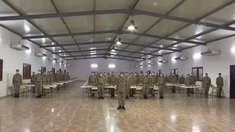 Akar ve TSK komuta kademesi Libya'daki Mehmetçik ile bir araya geldi Akar ve TSK komuta kademesi Libya'daki Mehmetçik ile bir araya geldi