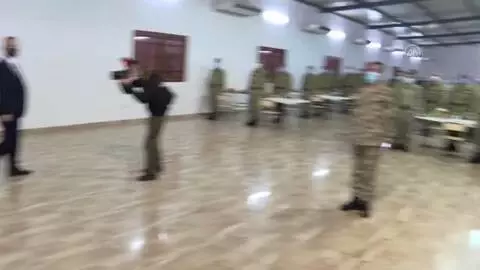 Akar ve TSK komuta kademesi Libya'daki Mehmetçik ile bir araya geldi Akar ve TSK komuta kademesi Libya'daki Mehmetçik ile bir araya geldi