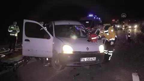 Anadolu Otoyolu'nda otomobille hafif ticari aracın çarpışması sonucu 1 kişi öldü Anadolu Otoyolu'nda otomobille hafif ticari aracın çarpışması sonucu 1 kişi öldü