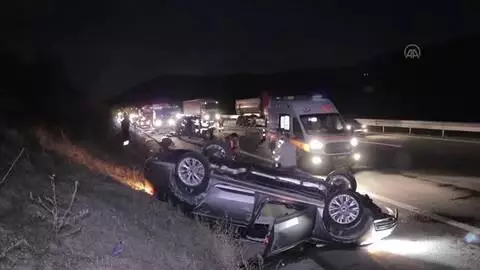 Anadolu Otoyolu'nda otomobille hafif ticari aracın çarpışması sonucu 1 kişi öldü Anadolu Otoyolu'nda otomobille hafif ticari aracın çarpışması sonucu 1 kişi öldü