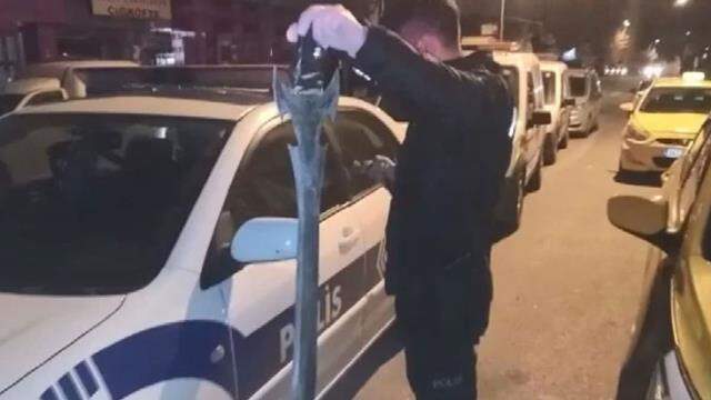 Ataşehir'de bir kişi kılıçla taksi durağına saldırdı