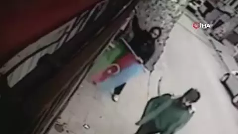 Azerbaycan ve Türk Bayrakları'na saldıran şüpheli adliyeye sevk edildi Azerbaycan ve Türk Bayrakları'na saldıran şüpheli adliyeye sevk edildi