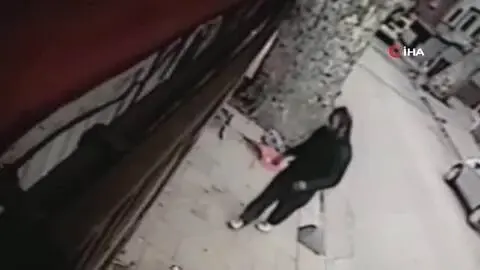Azerbaycan ve Türk Bayrakları'na saldıran şüpheli adliyeye sevk edildi Azerbaycan ve Türk Bayrakları'na saldıran şüpheli adliyeye sevk edildi