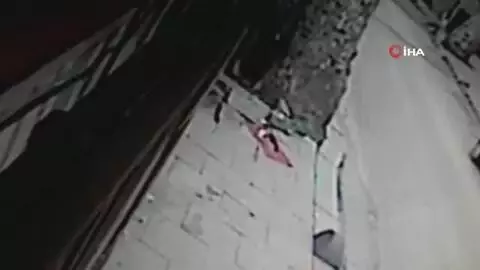 Azerbaycan ve Türk Bayrakları'na saldıran şüpheli adliyeye sevk edildi Azerbaycan ve Türk Bayrakları'na saldıran şüpheli adliyeye sevk edildi