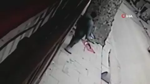 Azerbaycan ve Türk Bayrakları'na saldıran şüpheli adliyeye sevk edildi Azerbaycan ve Türk Bayrakları'na saldıran şüpheli adliyeye sevk edildi