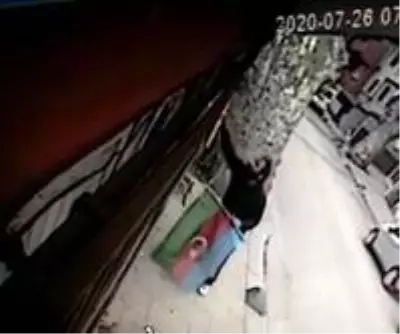 Son dakika haberleri! Beykoz'da Azerbaycan ve Türk bayraklarına çirkin saldırı kamerada Son dakika haberleri! Beykoz'da Azerbaycan ve Türk bayraklarına çirkin saldırı kamerada