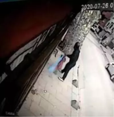Son dakika haberleri! Beykoz'da Azerbaycan ve Türk bayraklarına çirkin saldırı kamerada Son dakika haberleri! Beykoz'da Azerbaycan ve Türk bayraklarına çirkin saldırı kamerada
