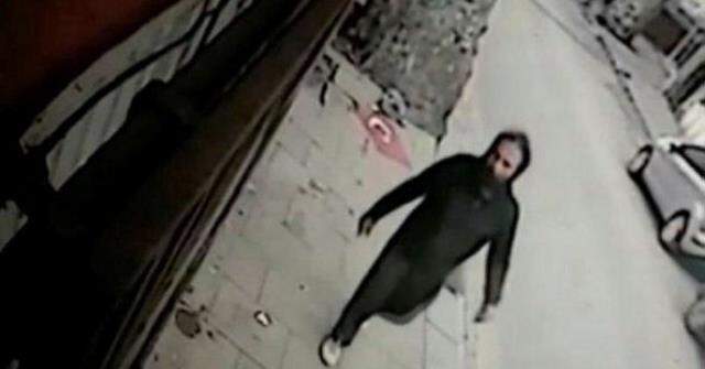 Beykoz'da Türk bayrağını yere atan şüpheli yakalandı! O anlar kamerada