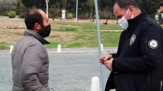Emniyet Genel Müdürlüğü, gidecek yeri olmayan vatandaşa ceza kesen polis adına özür diledi Emniyet Genel Müdürlüğü, gidecek yeri olmayan vatandaşa ceza kesen polis adına özür diledi