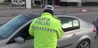 Ehliyetsiz sürücünün arabası bağlandı, ortada kalan sürücüyü polis ekipleri evine bıraktı