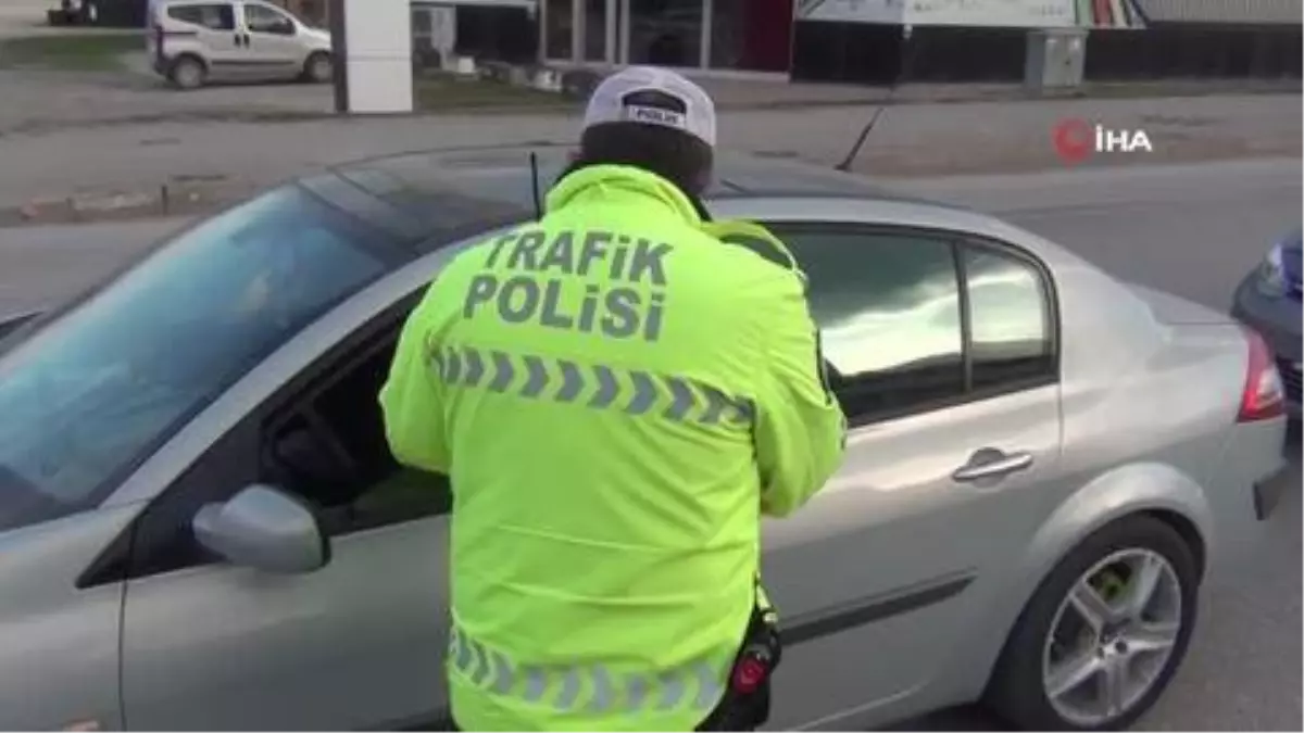 Ehliyetsiz sürücünün arabası bağlandı, ortada kalan sürücüyü polis ekipleri evine bıraktı