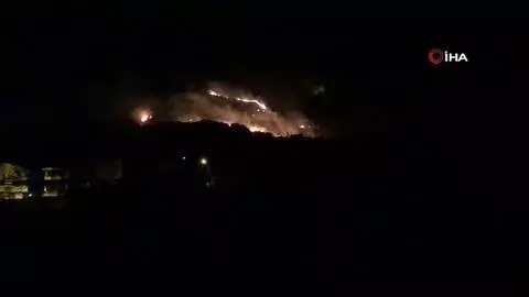Hatay'da çıkan yangını söndürme çalışmaları sürüyor Hatay'da çıkan yangını söndürme çalışmaları sürüyor