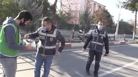 İHH'dan güvenlik güçlerine çikolata ikramı İHH'dan güvenlik güçlerine çikolata ikramı