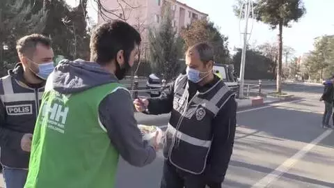 İHH'dan güvenlik güçlerine çikolata ikramı İHH'dan güvenlik güçlerine çikolata ikramı
