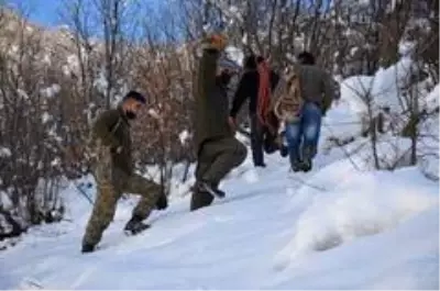 Karlı dağlarda zorlu yaşam...Yazın topladıkları samanları kışın köye indiriyorlar Karlı dağlarda zorlu yaşam...Yazın topladıkları samanları kışın köye indiriyorlar
