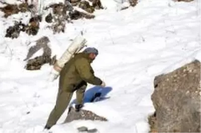 Karlı dağlarda zorlu yaşam...Yazın topladıkları samanları kışın köye indiriyorlar Karlı dağlarda zorlu yaşam...Yazın topladıkları samanları kışın köye indiriyorlar