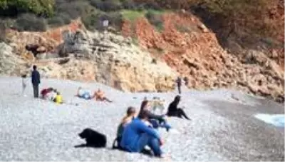 Kısıtlamanın ve denizin keyfini turistler çıkardı Kısıtlamanın ve denizin keyfini turistler çıkardı