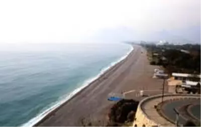 Kısıtlamanın ve denizin keyfini turistler çıkardı Kısıtlamanın ve denizin keyfini turistler çıkardı