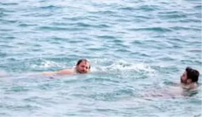 Kısıtlamanın ve denizin keyfini turistler çıkardı Kısıtlamanın ve denizin keyfini turistler çıkardı